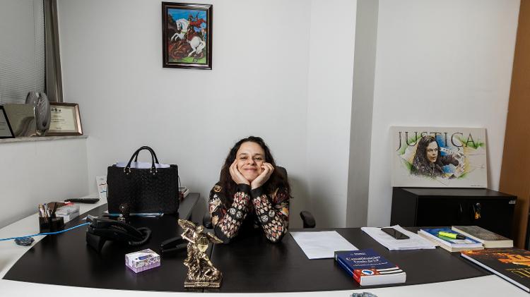 Janaina Paschoal em seu gabinete na Alesp